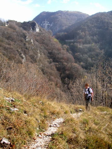 Foto: Wolfgang Lauschensky / Klettersteigtour / Via Ferrata Spigolo della Bandiera und Via Ferrata Ernesto Franco / Pfad zum Rifugio Pirlo mit Blick zum Kammfelsen mit der Ferrata E. Franco / 15.12.2011 22:46:32