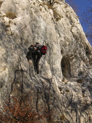 Foto: Wolfgang Lauschensky / Klettersteigtour / Via Ferrata Spigolo della Bandiera und Via Ferrata Ernesto Franco / abdrängender Quergang beim Felsloch / 15.12.2011 22:45:50