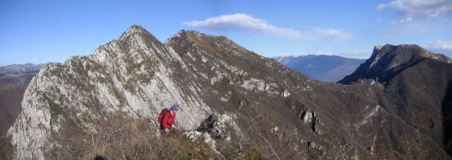 Foto: Wolfgang Lauschensky / Wandertour / Cresta Marmera: vom Monte Spino zum Monte Forametto / die Cresta Marmera links wird vom mittigen Monte Sino her überschritten. Rechts der Monte Pizzocolo / 16.12.2011 07:53:23