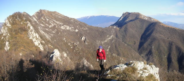Foto: Wolfgang Lauschensky / Wandertour / Cresta Marmera: vom Monte Spino zum Monte Forametto / Rückblick vom Monte Forametto: Cresta Marmera, dahinter Monte Spino, rechts Monte Pizzocolo / 16.12.2011 07:51:06