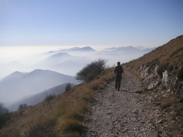 Foto: Wolfgang Lauschensky / Wandertour / Monte Pizzocolo aus dem Val di Sur / Abstieg über den Nebelschleiern / 16.12.2011 07:37:41