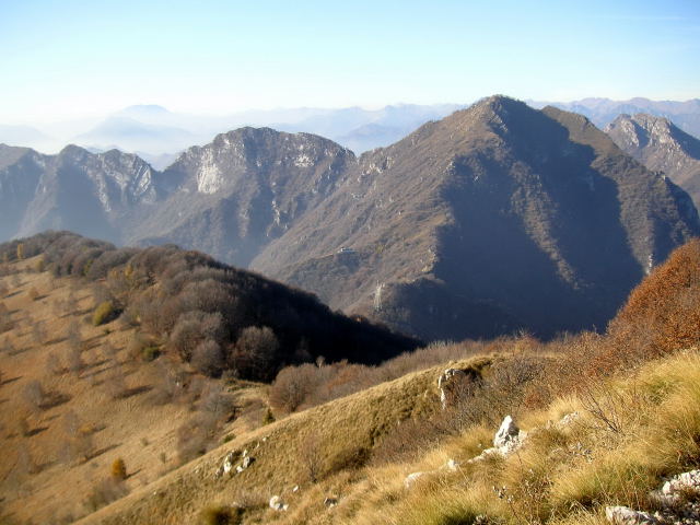 Foto: Wolfgang Lauschensky / Wandertour / Monte Pizzocolo aus dem Val di Sur / Blick zum Rifugio Pirlo unter dem Monte Spino / 16.12.2011 07:37:28