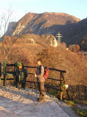 Foto: Wolfgang Lauschensky / Wandertour / Monte Pizzocolo aus dem Val di Sur / Monte Pizzocolo, davor (beim Strommasten) der Kammfels mit der Via Ferrata Ernesto Franco. / 16.12.2011 07:37:07