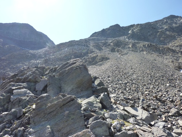 Foto: Manfred Karl / Wandertour / Prijakt - Überschreitung / Blick zurück auf den Knieschnaggler - über diese Schutthalde führt der Abstieg! / 01.01.2012 20:49:57