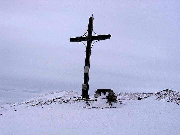 Foto: Andreas Koller / Skitour / Aus der Krakau auf die Tockneralm (2357m) / Gipfelkreuz Tockneralm über dem Hochfeld / 05.01.2012 22:21:52