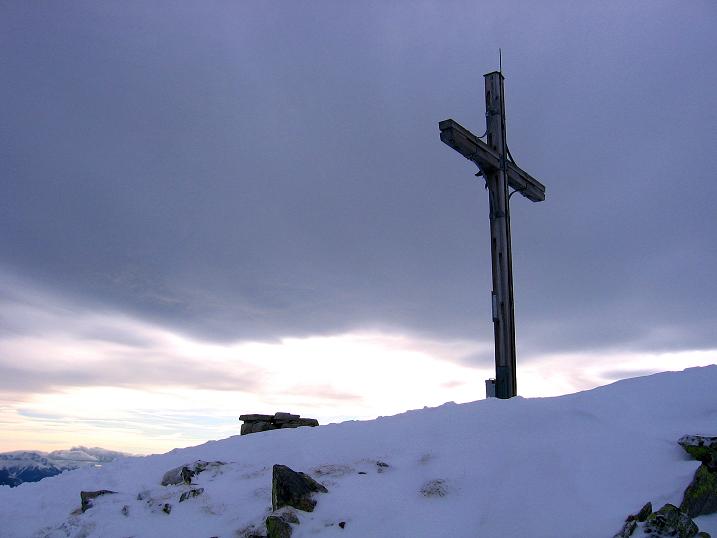 Foto: Andreas Koller / Skitour / Aus der Krakau auf die Tockneralm (2357m) / Zurück beim Gipfelkreuz über dem Hochfeld / 05.01.2012 22:15:22