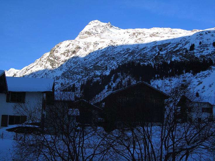 Foto: Andreas Koller / Skitour / Chilchalphorn (3040m) / Hinterrheim mit dem Tourenziel, dem Chilchalphorn / 19.01.2012 21:27:15