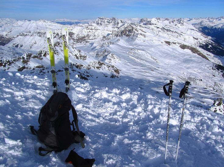 Foto: Andreas Koller / Skitour / Chilchalphorn (3040m) / Zurück beim Skidepot / 19.01.2012 21:17:05
