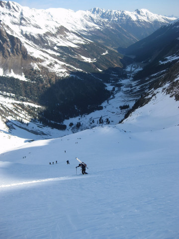 Foto: Wolfgang Lauschensky / Skitour / Lüsener Spitze und Lüsener Fernerkogel / Tiefblick ins Lüsenstal / 31.01.2012 22:14:26