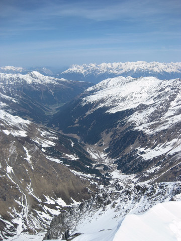 Foto: Wolfgang Lauschensky / Skitour / Lüsener Spitze und Lüsener Fernerkogel / Blick ins Lüsens-Sellrain-Inntal / 31.01.2012 22:11:17