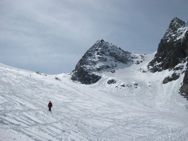 Foto: Wolfgang Lauschensky / Skitour / Lüsener Spitze und Lüsener Fernerkogel / Ausfahrt aus der Rotgratrinne rechts / 31.01.2012 22:10:32