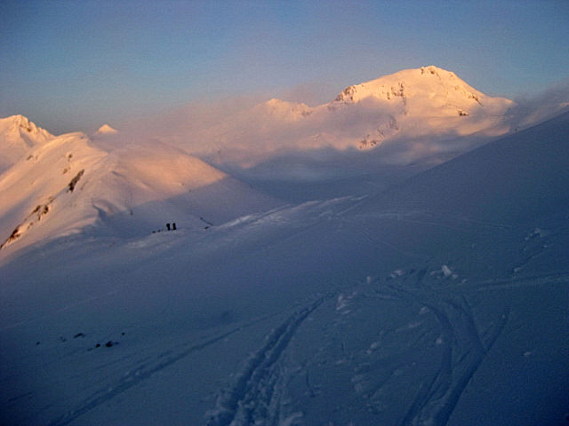 Foto: Wolfgang Lauschensky / Skitour / Weißkugel 3738m über „Bella Vista“ / schattige Scharte zum Hintereisferner im Morgenglühen / 04.02.2012 18:16:22