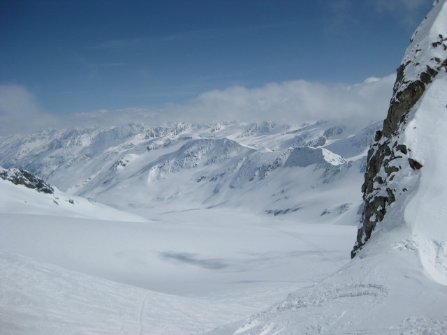 Foto: Wolfgang Lauschensky / Skitour / Weißkugel 3738m über „Bella Vista“ / Blick vom Joch zurück zum Anstieg über den Gletscher / 04.02.2012 18:15:15