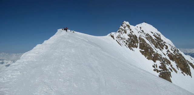 Foto: Wolfgang Lauschensky / Skitour / Weißkugel 3738m über „Bella Vista“ / der Skigipfel (Depot) links, der Hauptgipfel ganz rechts / 04.02.2012 18:14:30