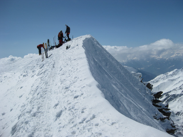 Foto: Wolfgang Lauschensky / Skitour / Weißkugel 3738m über „Bella Vista“ / Rückblick zum geräumigen Skidepot / 04.02.2012 18:14:22