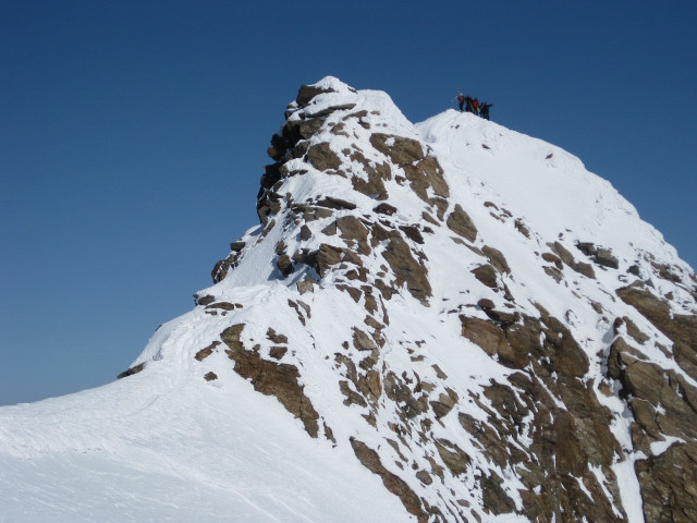 Foto: Wolfgang Lauschensky / Skitour / Weißkugel 3738m über „Bella Vista“ / steiler Vorgipfel, dahinter der Hauptgipfel / 04.02.2012 18:14:12