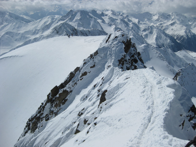 Foto: Wolfgang Lauschensky / Skitour / Weißkugel 3738m über „Bella Vista“ / Rückblick vom Gipfel zum Skidepot / 04.02.2012 18:13:09