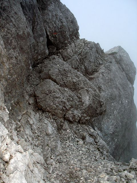 Foto: Datzi / Wandertour / Überschreitung Hochzinth und Birnhorn (Biwak) / Dar Aufstieg entlang der Südwand, es ist auch einmal sehr ausgesetzt / 23.02.2012 07:06:41