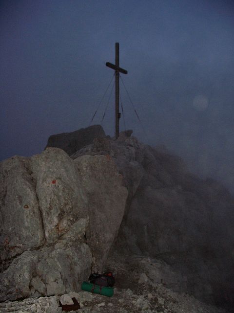 Foto: Datzi / Wandertour / Überschreitung Hochzinth und Birnhorn (Biwak) / Nur kurz gibt der Nebel am Gipfel die Sicht frei / 23.02.2012 07:06:52