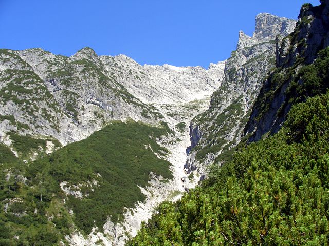 Foto: Datzi / Wandertour / Überschreitung Hochzinth und Birnhorn (Biwak) / Blick zurück zum Abstieg, hier entlang dieses Kar`s steigt man ab / 23.02.2012 07:10:00