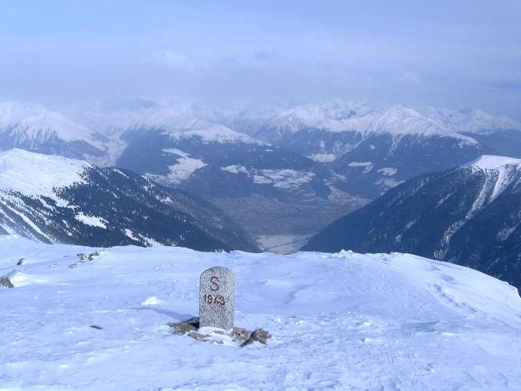 Foto: Andreas Koller / Skitour / Piz Terza (2909m) / Blick bis in den Vinschgau / 27.02.2012 21:40:16