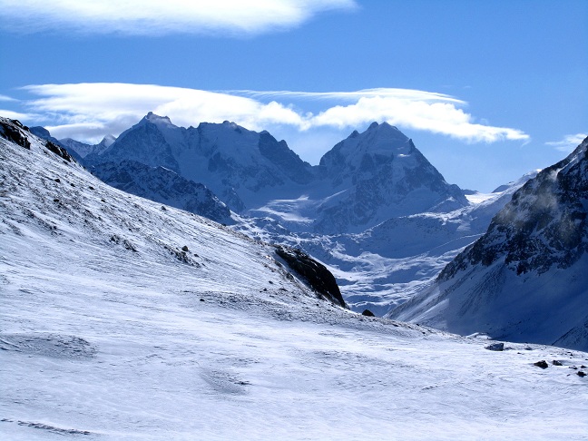 Foto: Andreas Koller / Skitour / Kurzer Anstieg lange Abfahrt am Corn Chamuotsch (3017m) / Piz Bernina (4049m) und Piz Roseg (3937m) / 08.03.2012 21:44:59
