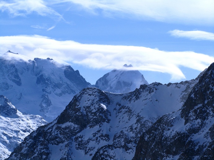 Foto: Andreas Koller / Skitour / Kurzer Anstieg lange Abfahrt am Corn Chamuotsch (3017m) / Piz Bernina (4049m) und Piz Roseg (3937m) / 08.03.2012 21:43:46