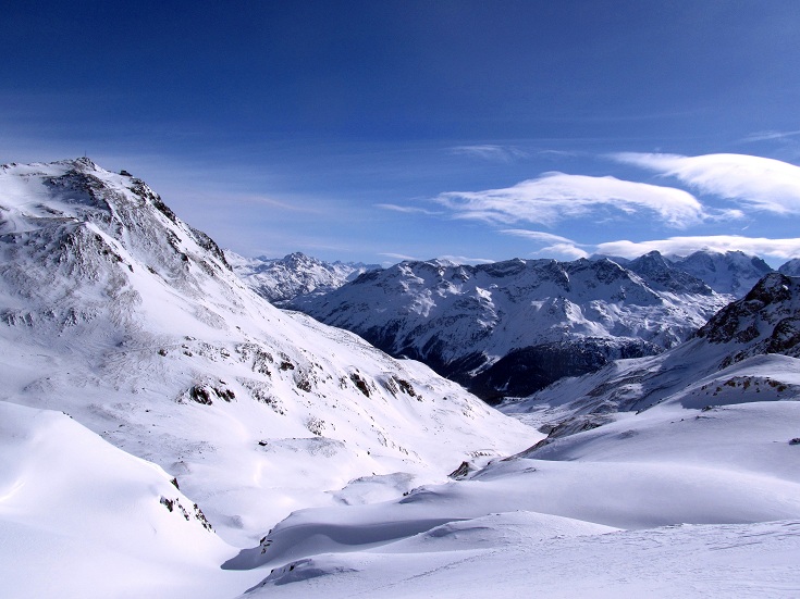 Foto: Andreas Koller / Skitour / Kurzer Anstieg lange Abfahrt am Corn Chamuotsch (3017m) / Blick zur Bernina / 08.03.2012 21:41:47