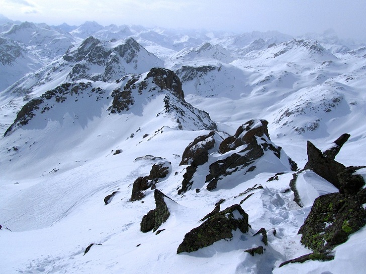 Foto: Andreas Koller / Skitour / Kurzer Anstieg lange Abfahrt am Corn Chamuotsch (3017m) / 08.03.2012 21:38:14