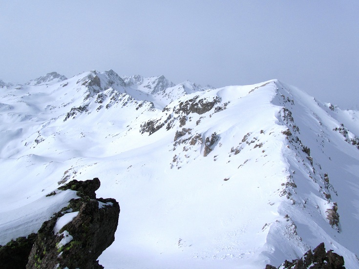 Foto: Andreas Koller / Skitour / Kurzer Anstieg lange Abfahrt am Corn Chamuotsch (3017m) / Blick zum Corn Suvretta (3072m) / 08.03.2012 21:37:38