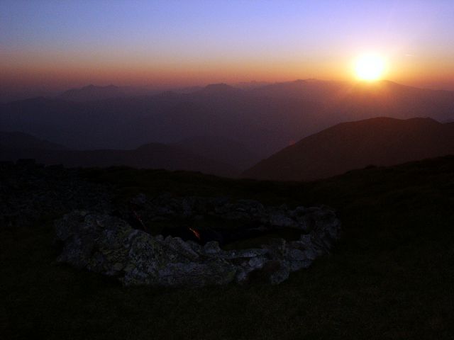 Foto: Datzi / Wandertour / Rundtour über den Kl. Reichard - Hochreichard - Brandstätterkogel (Biwak) - Maierangerkogel / Biwak am Brandsätterkogel mit Sonnenaufgang / 06.05.2012 18:26:07
