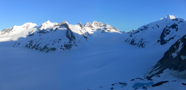 Foto: Wolfgang Lauschensky / Skitour / Sphinx am Jungfraujoch 3571m von der Konkordiahütte / morgendlicher Blick von der Konkordiahütte über den Jungfraufirn. Links die Äbeniflue und das Gletscherhorn, davor der Kranzberg, zentral die Jungfrau und rechts des Jungfraujochs der Trugberg / 05.06.2012 23:36:21