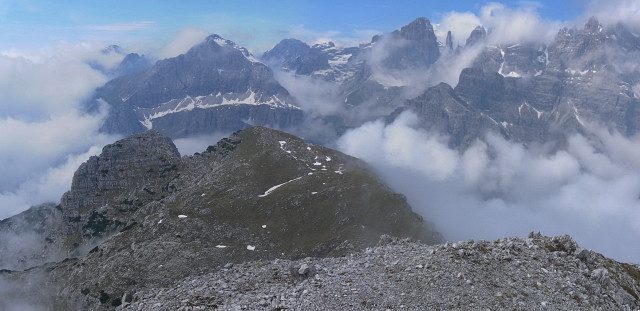 Foto: Wolfgang Lauschensky / Wandertour / Cima dei Lasteri 2459m / Rechts hinter dem Croz dell Altissimo ist der Campanile basso zu sehen / 12.06.2012 18:32:47