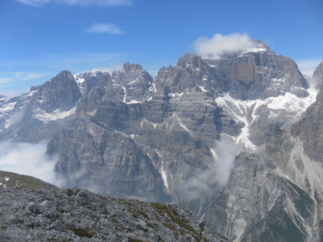 Foto: Wolfgang Lauschensky / Wandertour / Cima dei Lasteri 2459m / Cima Tosa links hinter Cima Brenta alta, Cima Brenta rechts / 12.06.2012 18:32:25
