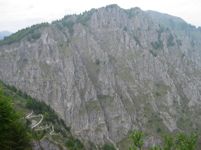 Foto: Wolfgang Lauschensky / Klettersteigtour / Via Ferrata Sass Brusai auf den Monte Boccaor 1532m / Sass Brusai = Südflanke des Monte Boccaor, rechts der Klettersteig, links unten der Abstiegsweg Nr.151 / 13.07.2012 08:04:53