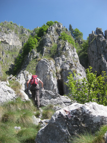 Foto: Wolfgang Lauschensky / Klettersteigtour / Via Ferrata Sass Brusai auf den Monte Boccaor 1532m / Gehgelände am Südsporn / 13.07.2012 08:00:35