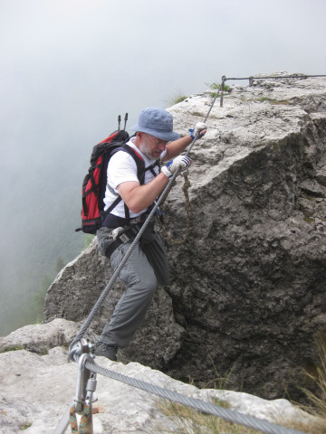 Foto: Wolfgang Lauschensky / Klettersteigtour / Via Ferrata Sass Brusai auf den Monte Boccaor 1532m / Spagat-Versuch / 13.07.2012 07:59:18