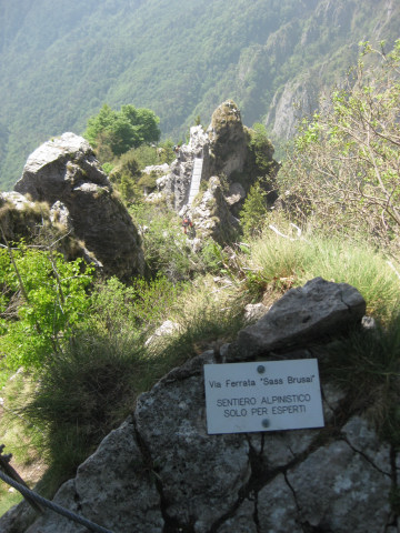 Foto: Wolfgang Lauschensky / Klettersteigtour / Via Ferrata Sass Brusai auf den Monte Boccaor 1532m / Tiefblick zur Brücke / 13.07.2012 07:57:58