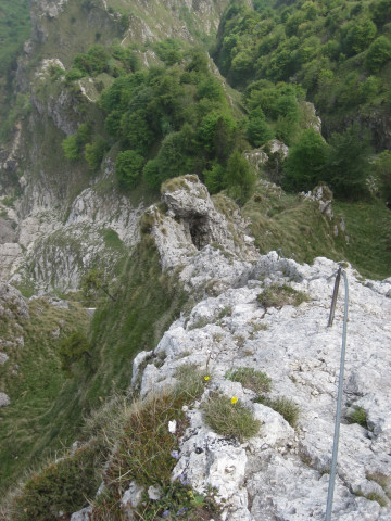 Foto: Wolfgang Lauschensky / Klettersteigtour / Via Ferrata Carlo Guzzella auf den Monte Grappa 1742m / Tiefblick über den Grat / 13.07.2012 19:27:44
