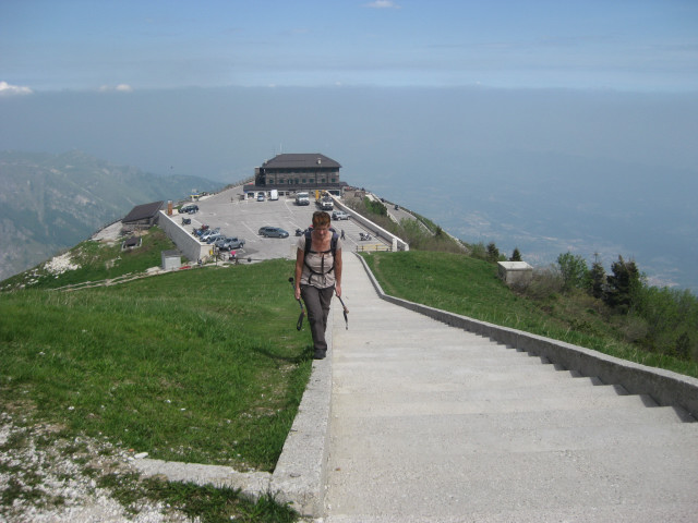 Foto: Wolfgang Lauschensky / Klettersteigtour / Via Ferrata Carlo Guzzella auf den Monte Grappa 1742m / Treppen vom Rifugio Bassano zur Gedenkstätte / 13.07.2012 19:26:26