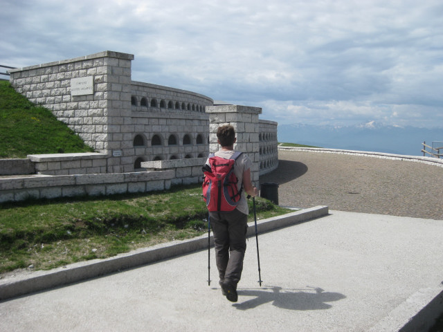 Foto: Wolfgang Lauschensky / Klettersteigtour / Via Ferrata Carlo Guzzella auf den Monte Grappa 1742m / Ossario - tausende österreichische Gebeine der Gefallenen der Kämpfe am Monte Grappa während des 1. Weltkrieges. / 13.07.2012 19:26:15