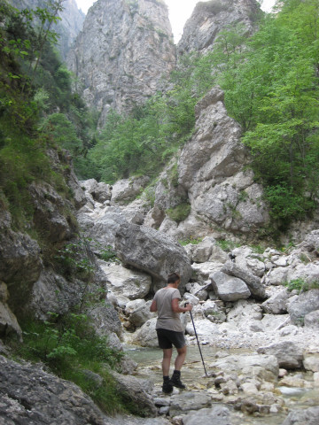 Foto: Wolfgang Lauschensky / Klettersteigtour / Ferrata Clemente Chiesa della Val Scura und Monte Cimone 1555m / am Bachgrund / 18.07.2012 18:38:52