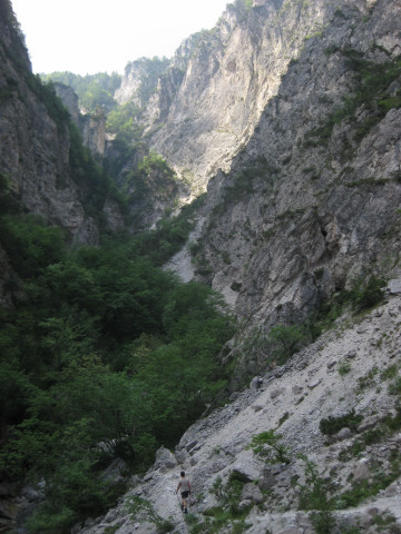 Foto: Wolfgang Lauschensky / Klettersteigtour / Ferrata Clemente Chiesa della Val Scura und Monte Cimone 1555m / Verengung zur Schlucht / 18.07.2012 18:38:41