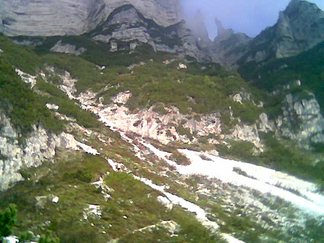 Foto: Wolfgang Lauschensky / Wandertour / Monte Vigolana 2148m und Becco di Filadonna 2150m / Geröllfelder unter den Nordabstürzen der Vigolana. Rechts in der Turmscharte liegt das Bivacco Vigolana. / 18.07.2012 20:08:04
