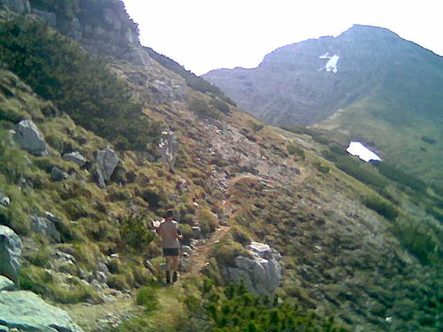 Foto: Wolfgang Lauschensky / Wandertour / Monte Vigolana 2148m und Becco di Filadonna 2150m / am Rückweg zur Scharte. Felsquergang zum Gipfelkreuz des Becco di Filadonna am li Terrassenabsatz erkennbar / 18.07.2012 20:07:17