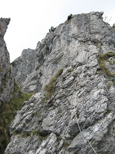 Foto: Wolfgang Lauschensky / Klettersteigtour / Monte Grona über Ferrata Centenario C.A.O. 1736m / Schlüsselstelle am 3.Turm / 02.08.2012 17:59:17