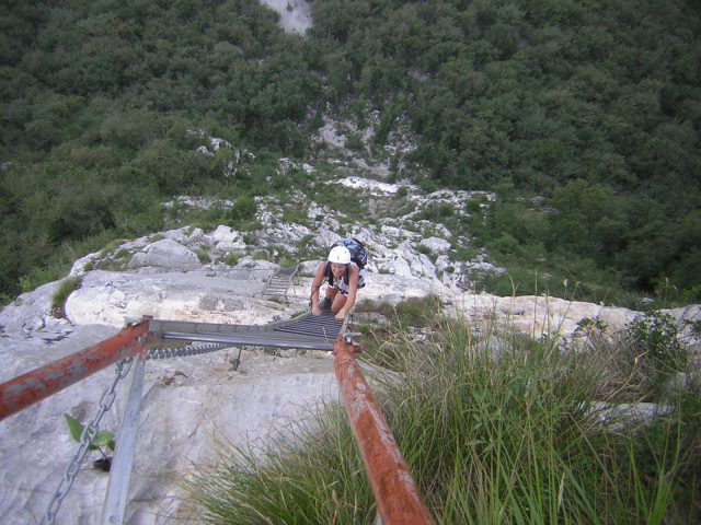 Foto: Wolfgang Lauschensky / Klettersteigtour / Via Ferrata Gamma I auf den Pizzo d’ Erna 1362m / steile Leiternserie / 06.08.2012 21:25:16