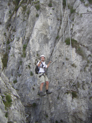Foto: Wolfgang Lauschensky / Klettersteigtour / Via Ferrata Gamma I auf den Pizzo d’ Erna 1362m / etwas schwieriger Übergang von der Brücke zur hohen Leiter / 06.08.2012 21:24:50