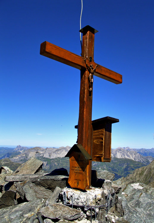 Foto: vince 51 / Wandertour / von Westen auf den Scheibler / Das Riesige, ca. 1,30m grosse Gipfelkreuz / 02.09.2012 20:46:02