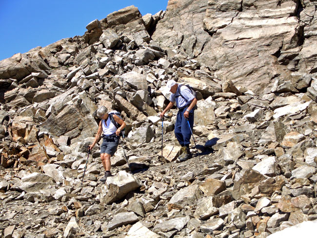 Foto: vince 51 / Wandertour / von Westen auf den Scheibler / Abstieg vom Gipfel, ein Mann mit 86!! Jahren / 02.09.2012 20:36:51